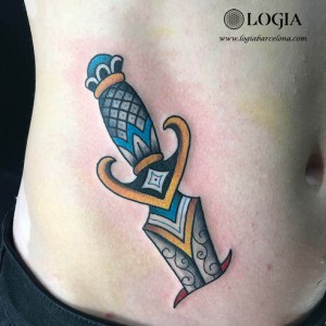 tatuaje-dorsal-cuchillo-color-logia-barcelona-Laia  